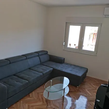 Ad Apartment *